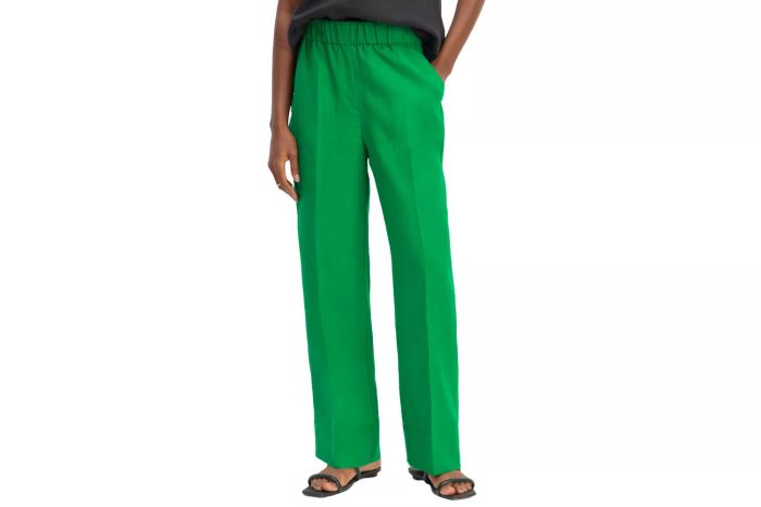 Everlane's Linen Easy Pant offers a relaxed fit that's ideal for warmer days, combining comfort and style in a breezy linen fabric.