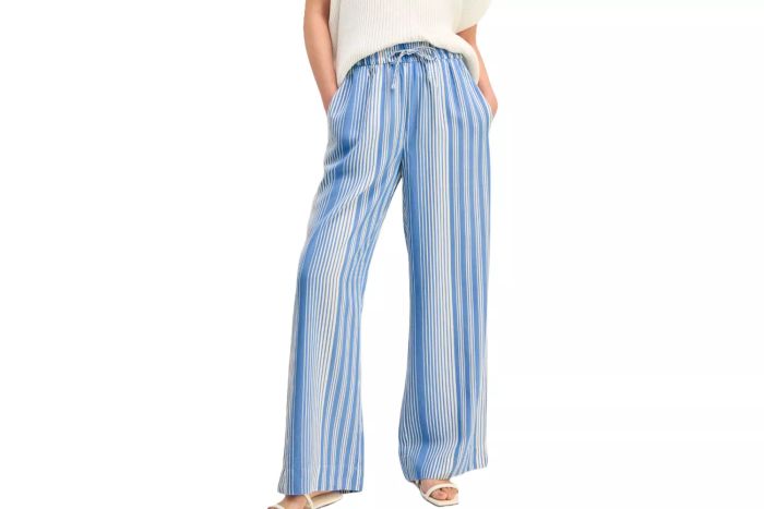 The Everlane Wide-Leg Pant is designed with ease and comfort in mind, featuring a luxurious Butterlite fabric that feels soft and breathable.