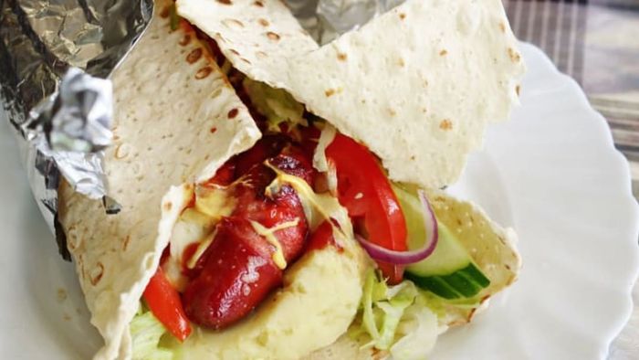 A Tunnbrödsrulle hot dog.