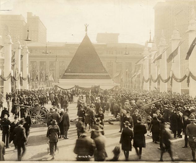 Pyramid-Of-German-Helmets-Near-Grand-Central-Terminal-New-York-1918