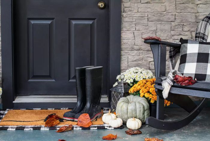 Autumn-inspired front porch decor