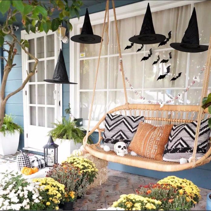 A fall-themed front porch.