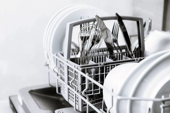 dishwasher-leaving-white-residue-GettyImages-1458698812
