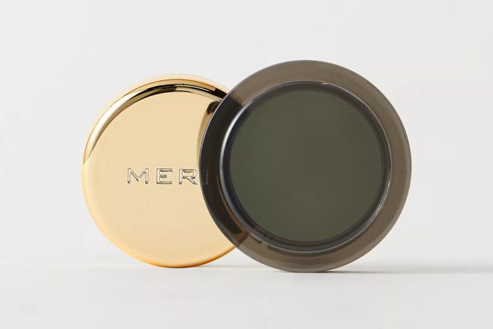 Matte eye color shadow for a velvety finish