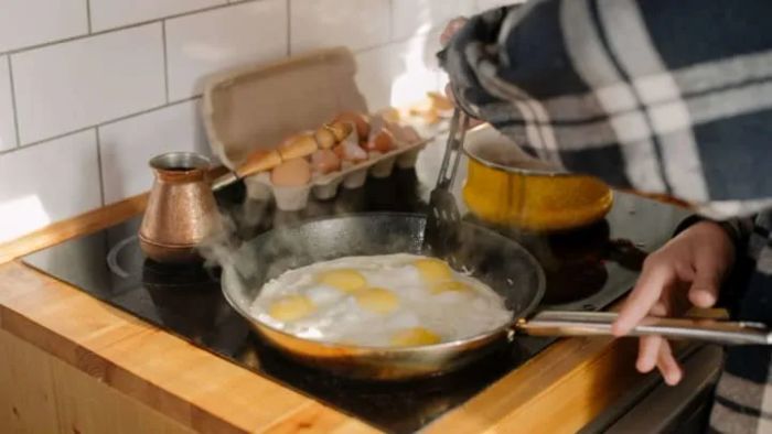 That’s a skillet, and it’s filled with plenty of eggs.