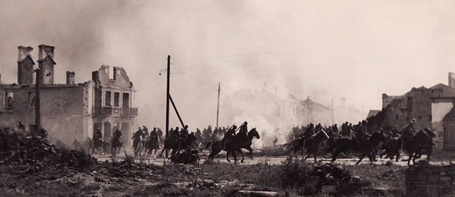 640px-Polish_cavalry_in_Sochaczew(1939)a