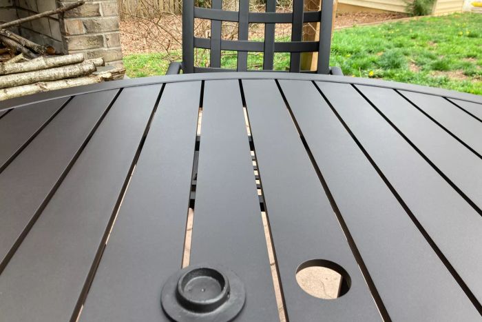 The slats on the surface of the Yardbird Lily 5-Piece Round Outdoor Dining Set