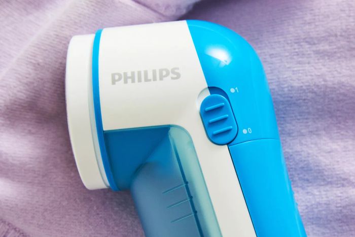 A close-up of the logo on the Philips GC026 Electric Lint Remover and Fabric Shaver