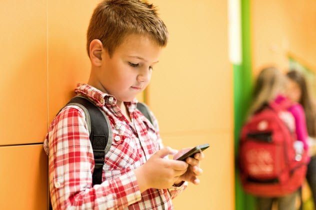 2a-boy-texting-475455218