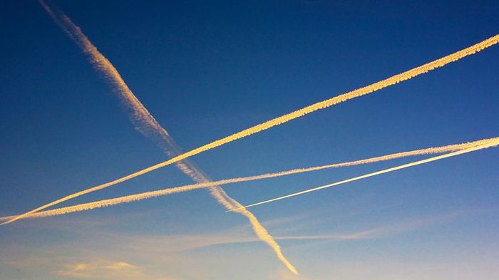 contrails versus chemtrails