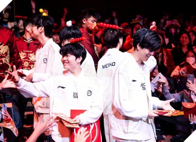 Màn thi đấu của GALA tại LPL tiếp tục gây xôn xao, khi anh bất ngờ trở thành tâm điểm bàn tán sau chiến thắng của đội. Trong trận đấu, GALA đã quên chỉnh lại bảng ngọc bổ trợ cho Ezreal và vô tình dùng Thiên Thạch Bí Ẩn của Ziggs.
