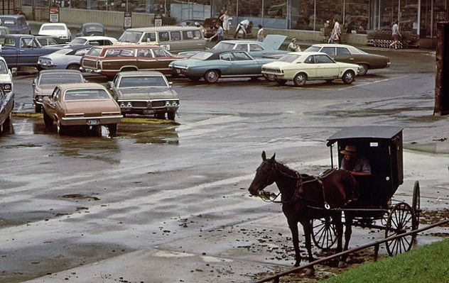 Amischer_Kutscher_auf_einem_Supermarkt-Parkplatz_06-1973