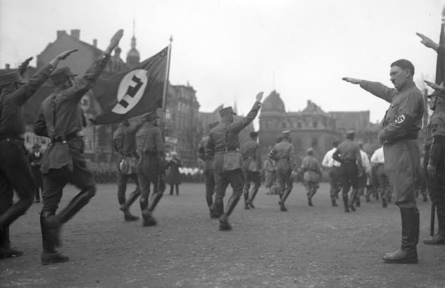 10-hitler-with-troops