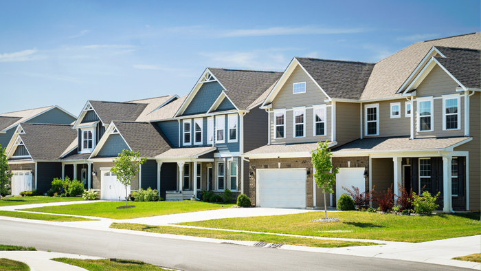 A picture of a row of houses situated in a tidy, meticulously planned community in the Midwest.