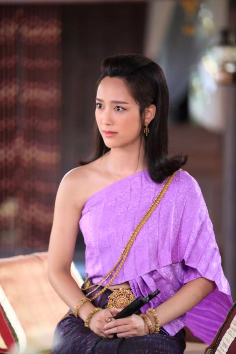 เภตรานฤมิต EP.4 การเดินทางของแม็กกี้ (บัว) ที่ไม่ยอมหยุดที่จะทวงถามสัญญาการแต่งงานจากไมค์ (คุณหลวงราชมนตรี) ที่เรือนจำปา ในตอนนี้ถือเป็นการพบปะที่เต็มไปด้วยความคาดหวัง