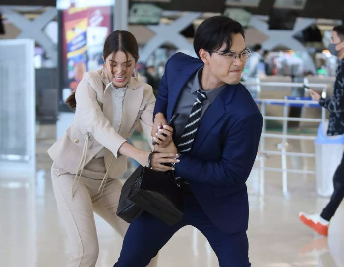 “เกรซ-พัชร์สิตา” ต้องวิ่งหนีสุดชีวิต หลังถูก “โอ๊ต-รัฐธีร์” ลวนลามกลางสนามบิน ในเรื่อง “รักแท้แซ่บหลาย”