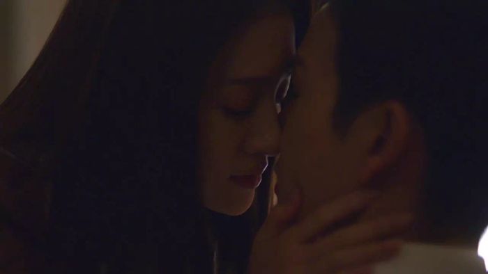 พิมในละคร 'ดงดอกไม้' ตัดสินใจกล้ารุกจูบพุฒก่อนแล้วปล่อยให้ใจของเธอไปกับเขาในช่วงเวลาที่ไม่สามารถควบคุมได้
