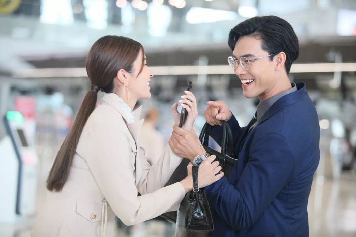 “เกรซ-พัชร์สิตา” ต้องวิ่งหนีสุดชีวิต หลังถูก “โอ๊ต-รัฐธีร์” ลวนลามกลางสนามบิน ในเรื่อง “รักแท้แซ่บหลาย”