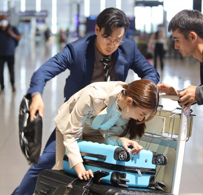 “เกรซ-พัชร์สิตา” ต้องวิ่งหนีสุดชีวิต หลังถูก “โอ๊ต-รัฐธีร์” ลวนลามกลางสนามบิน ในเรื่อง “รักแท้แซ่บหลาย”