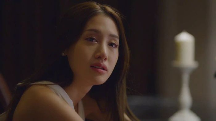 พิมในละคร 'ดงดอกไม้' เผชิญกับชีวิตที่เต็มไปด้วยความยากลำบาก แต่กลับกล้ารุกจูบพุฒก่อนแล้วปล่อยใจไปกับเขา