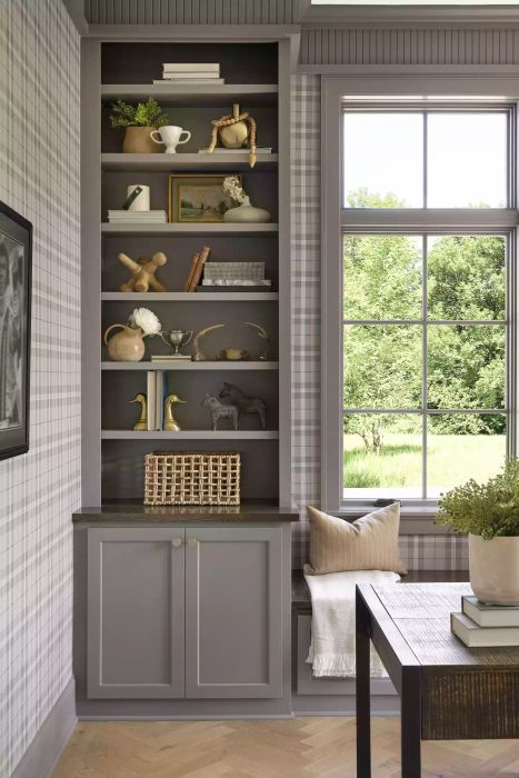 Crown molding in the office room