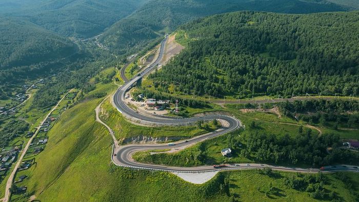 The longest roads on Earth are impressive, extending through vast and varied landscapes.