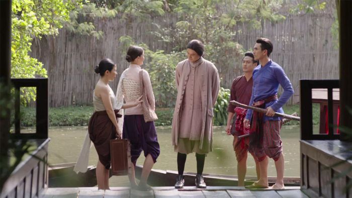 ละคร 'ลายกินรี' ช่อง 3 มาพร้อมกับเรตติ้งที่สูงสุดทุกตอน โดยในตอนที่เหลือเพียงแค่ 2 ตอนสุดท้ายนี้ ความลึกลับต่างๆ ยังไม่สามารถไขปริศนาได้ทั้งหมด ไม่ว่าจะเป็นตัวละครหลักที่เสียชีวิตไป หรือความสัมพันธ์ที่คนดูลุ้นกันไม่หยุด ไม่ว่าจะเป็นคู่รักของ 'เจ้าจอมกินรี' กับ 'ฮงซินแซ (กิก ดนัย)' หรือ 'จั่น (ก๊อต จิรายุ)' กับ 'มาดามคลารา (เดียร์น่า ฟลีโป)' รวมถึงความรักสามเส้าระหว่าง 'โรแบรต์ (นิว ชัยพล)', 'แม่หมอพุดซ้อน (ญาญ่า อุรัสยา)', และ 'หลวงอินทร์ (ณเดชน์ คูกิมิยะ)' ซึ่งทุกคนต่างอยากรู้ว่าเรื่องราวจะลงเอยอย่างไร