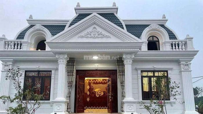 Phần mái Thái được trang trí với những đường cong tinh tế và họa tiết phức tạp, tạo điểm nhấn sang trọng