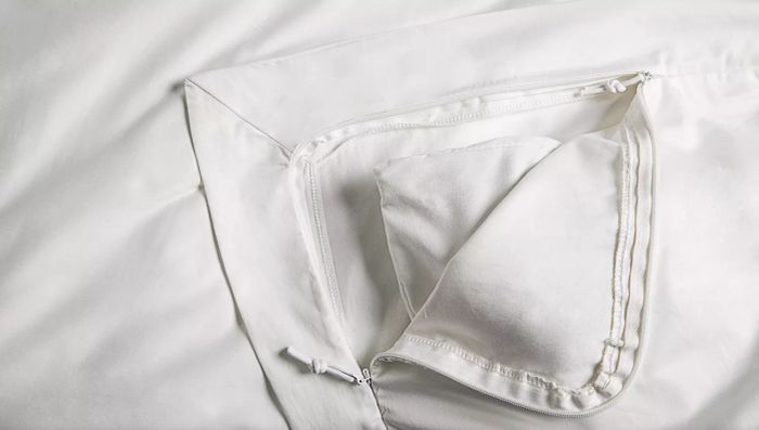 White duvet cover with zippers