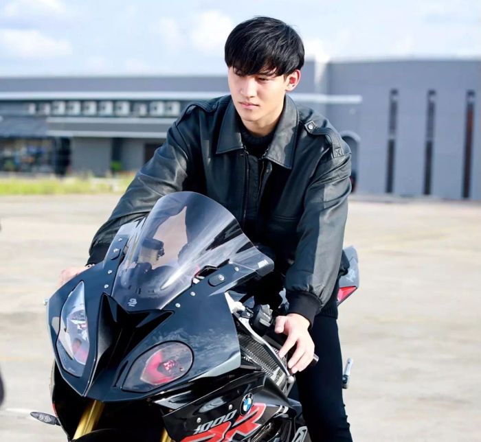 คู่จิ้น “โอห์ม-ฟลุ้ค” ยังคงปล่อยความฟินอย่างต่อเนื่อง ด้วยการกอดที่อบอุ่นและหวานจนใจละลาย ในซีรีส์ 