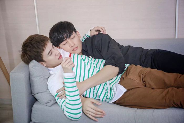 ในซีรีส์ 'เลิฟ@นาย' เราจะได้เห็น ‘โอห์ม-ฟลุ้ค’ กอดกันแน่นจนแฟนๆ ต้องหลงรัก พร้อมทั้งตกอยู่ในภวังค์แห่งรักกันจนไม่มีที่สิ้นสุด