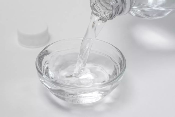 distilled white vinegar