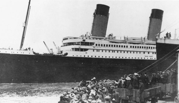 Titanic-Leaving-Ocean-Dock