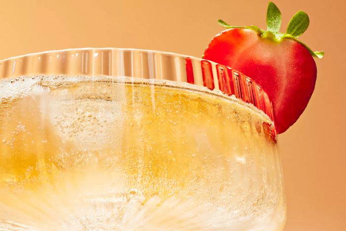 Lillet-Strawberry Spritz: A refreshing cocktail with a fruity twist