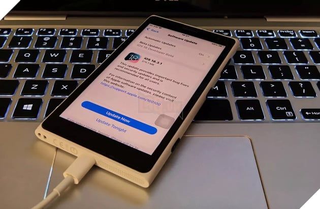 Modder đã biến chiếc Nokia Lumia 1020 thành iPhone SE 3 chạy iOS 4.
