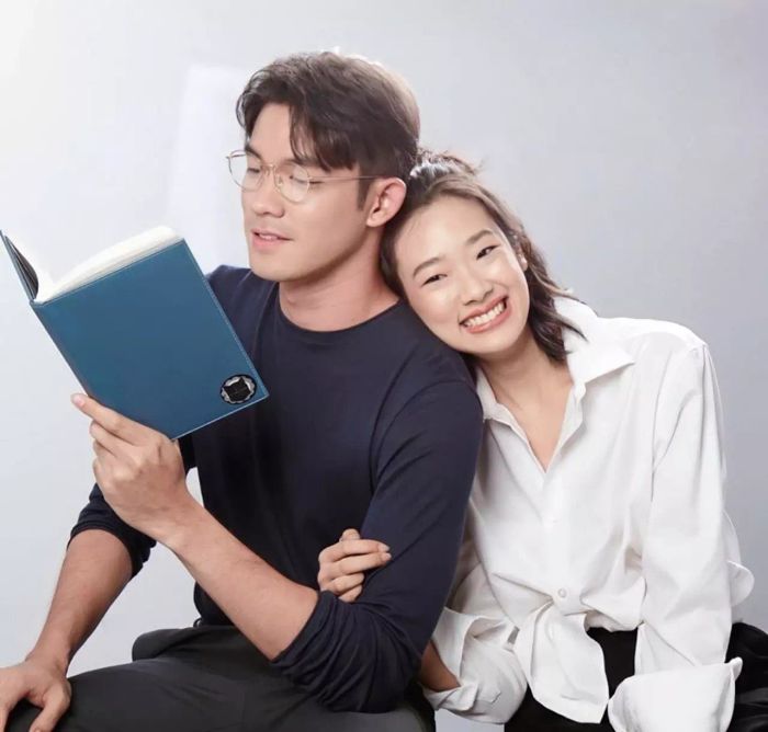 ละคร 'คือเธอ' กำลังได้รับความนิยมมาก โดยเฉพาะเรื่องความสัมพันธ์ที่น่าจิ้นระหว่าง 'ลิตา' และ 'แทนไท' ซึ่งหลายคนชื่นชมในเคมีที่เข้ากันของทั้งสอง นักแสดงอย่างออกแบบและป๊อบก็ได้รับกระแสตอบรับอย่างดีจากผู้ชม