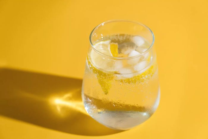 12-hydrating-drinks-carbonated-water-Mytour-GettyImages-1372393777