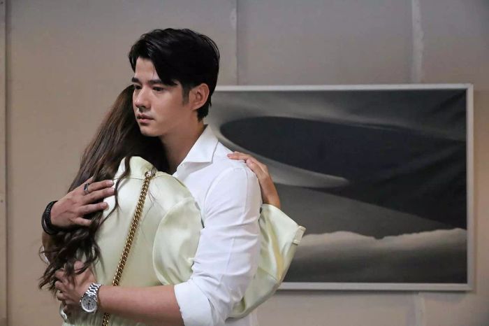 ในเรื่อง “คือเธอ” “มาริโอ้-ญาญ่า” พยายามคลี่คลายความรักที่มีอดีตอันเศร้าซึ้ง สถานการณ์ที่บีบคั้นจิตใจจนไม่สามารถตัดขาดได้
