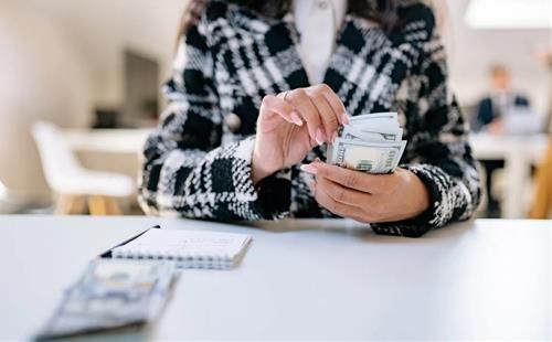 Chòm sao rủng rỉnh tiền tiêu nửa cuối tháng 2