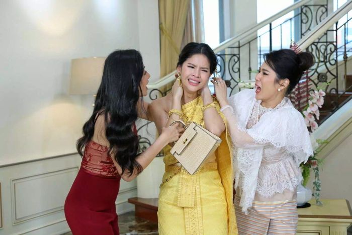 “หงส์ฟ้า” กำลังมีข่าวใหญ่! “กานต์” ถูกบีบบังคับให้หมั้นกับชายที่แม่เลือก ไม่สามารถทนต่อการถูกบีบขนาดนี้ เธอจึงเปิดฉากปะทะอารมณ์กับ “น้ำผึ้ง-ณัฐริกา” อย่างไม่ยั้ง