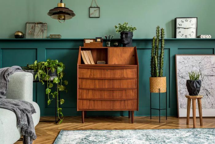 Chic interior design featuring retro furniture and stylish personal touches. A modern take on a home office with a vintage twist. Artistic workspace vibes.