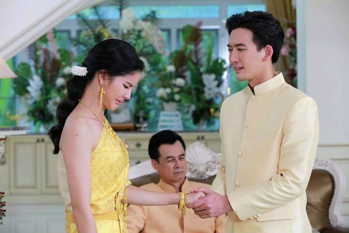 “หงส์ฟ้า” กำลังมีข่าวใหญ่! “กานต์” ถูกบีบบังคับให้หมั้นกับชายที่แม่เลือก ไม่สามารถทนต่อการถูกบีบขนาดนี้ เธอจึงเปิดฉากปะทะอารมณ์กับ “น้ำผึ้ง-ณัฐริกา” อย่างไม่ยั้ง