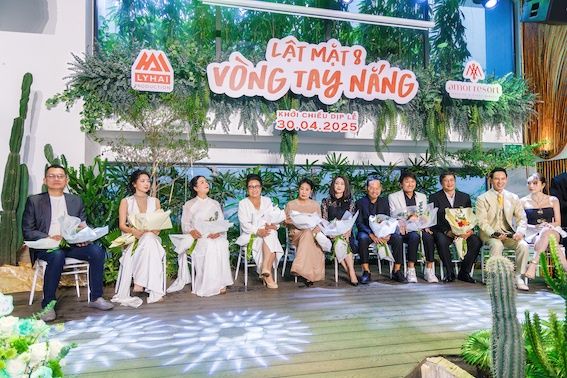 Lật Mặt 8: Vòng Tay Nắng quy tụ đội ngũ diễn viên đông đảo nhất từ trước đến nay trong lịch sử của thương hiệu này.