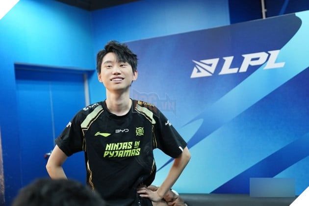 Doinb lại gặp tình huống phá game trong rank nhưng anh là người phải chịu phạt.