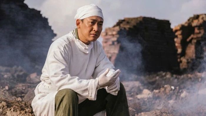 Diễn viên Hứa Vĩ Văn đảm nhận vai bác sĩ quân y trong Mưa Đỏ