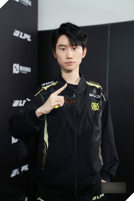 Doinb gặp phải tình huống phá game trong rank nhưng cuối cùng anh lại là người phải chịu phạt.