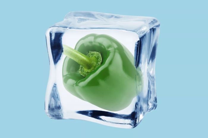 freeze-green-peppers-GettyImages-1306312978