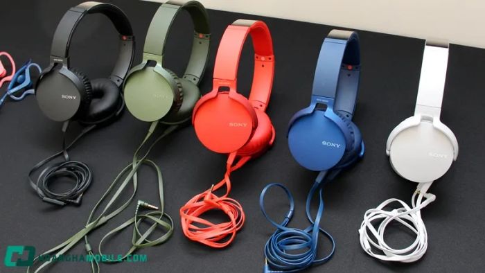 Mẫu tai nghe SONY MDR-XB550AP không chỉ cuốn hút với thiết kế đẹp mắt mà còn ấn tượng với chất âm mạnh mẽ. Với phần bass tuyệt vời, tai nghe này mang lại cho bạn một không gian âm nhạc đầy sức sống, cho dù bạn đang nghe EDM, Pop hay đơn giản chỉ xem các video giải trí yêu thích.