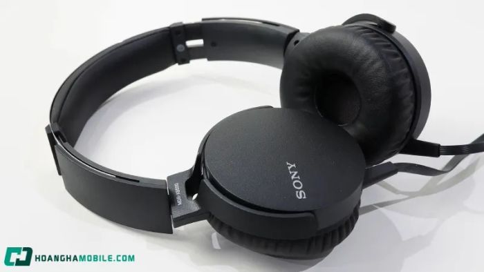 Tai nghe SONY MDR-XB550AP là lựa chọn tuyệt vời cho những ai yêu thích âm thanh sống động. Với thiết kế thời trang và chất âm mạnh mẽ, đặc biệt là phần bass sâu và dày, tai nghe này mang đến những trải nghiệm âm nhạc đầy năng lượng, phù hợp với những thể loại như EDM, Pop, Dance. Dù bạn đang thưởng thức âm nhạc hay xem phim, tai nghe SONY MDR-XB550AP sẽ không làm bạn thất vọng.