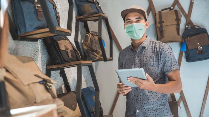 It can be difficult for some to haggle, but there's no reason to feel uneasy—the best-case scenario is saving money, while the worst-case scenario is being told 'no,' which simply reaffirms the seller's price. Here are some key strategies to help you secure a deal.